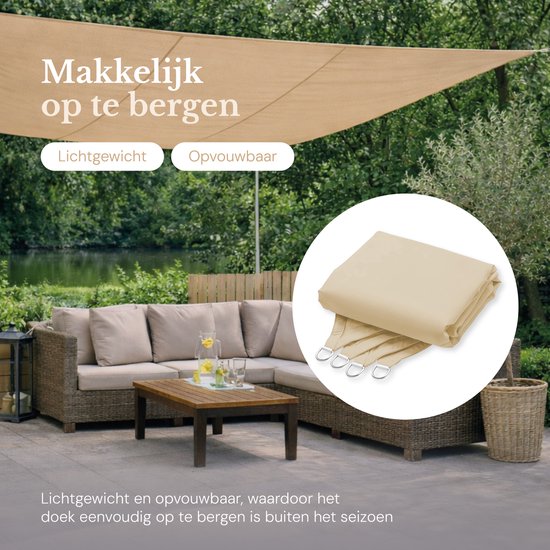 Beige opvouwbaar schaduwdoek naast een tuinmeubelset, met op de voorgrond een opgevouwen doek met ringen.