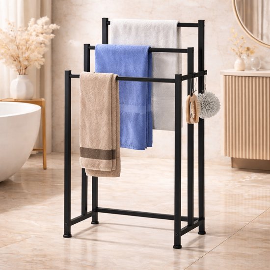 Porte-serviettes noir autoportant à 3 barres, dans une salle de bain moderne.
