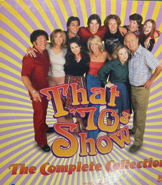 De cast van That '70s Show met de titel 'The Complete Collection' op een paars-gele gestreepte achtergrond.
