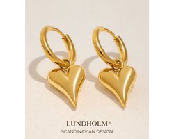 Lundholm Luxe Oorringen Dames Goud Kleurig – Premium Stainless Steel Jewellery Gold Plated – Gouden Oorbellen met Hartjes Hanger (2,8 × 1,6 cm) – Scandinavisch Design – My Saltrup Serie – Liefdes Sieraad Inclusief Luxe Geschenkverpakking