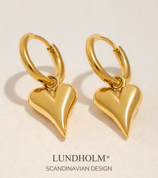 Lundholm Luxe Oorringen Dames Goud Kleurig – Premium Stainless Steel Jewellery Gold Plated – Gouden Oorbellen met Hartjes Hanger (2,8 × 1,6 cm) – Scandinavisch Design – My Saltrup Serie – Liefdes Sieraad Inclusief Luxe Geschenkverpakking