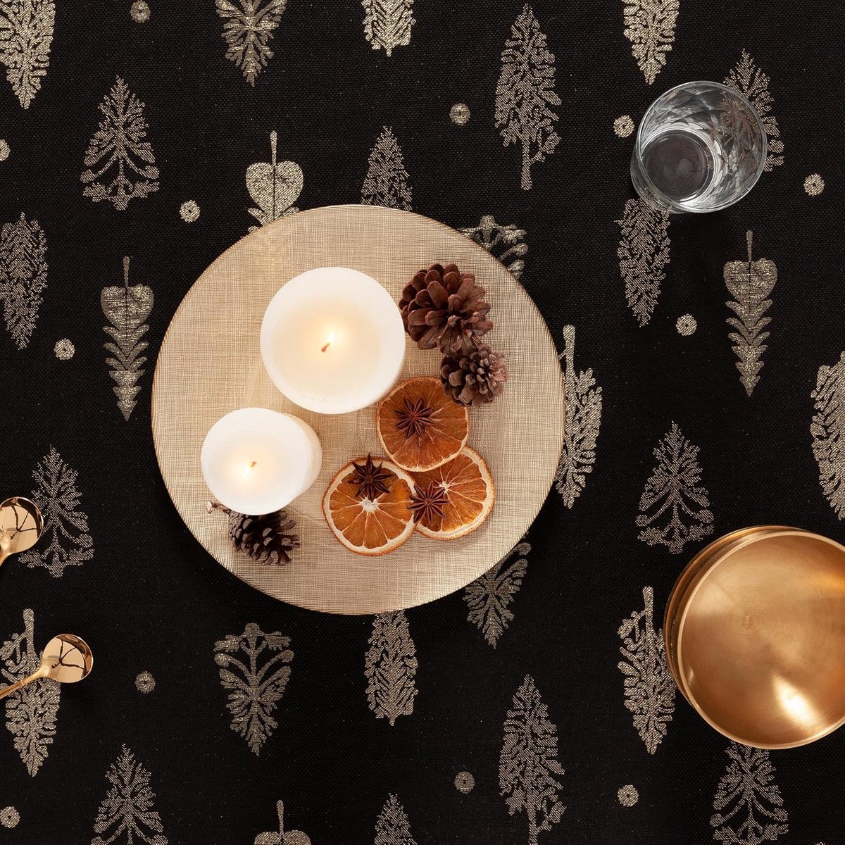 Luxe Rechthoekig Tafelkleed Kerst met Bloemmotief en Gouden Details (140x200 cm)