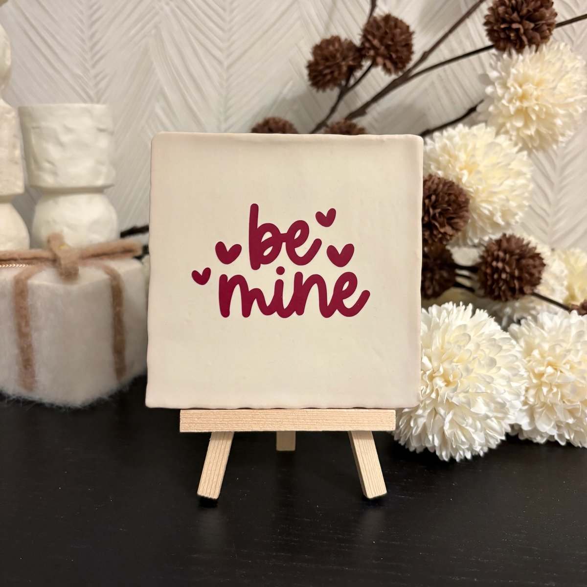 Hartjespost Tegeltje Be mine, mat wit, bordeaux | tegeltjes met tekst | spreuktegel | tegeltjeswijsheden | Cadeau | Valentijn | Liefde | Love | Valentijnscadeau | Cadeau voor hem of voor haar | 14 Februari | V-Day | Valentine | Romantisch | 10x10
