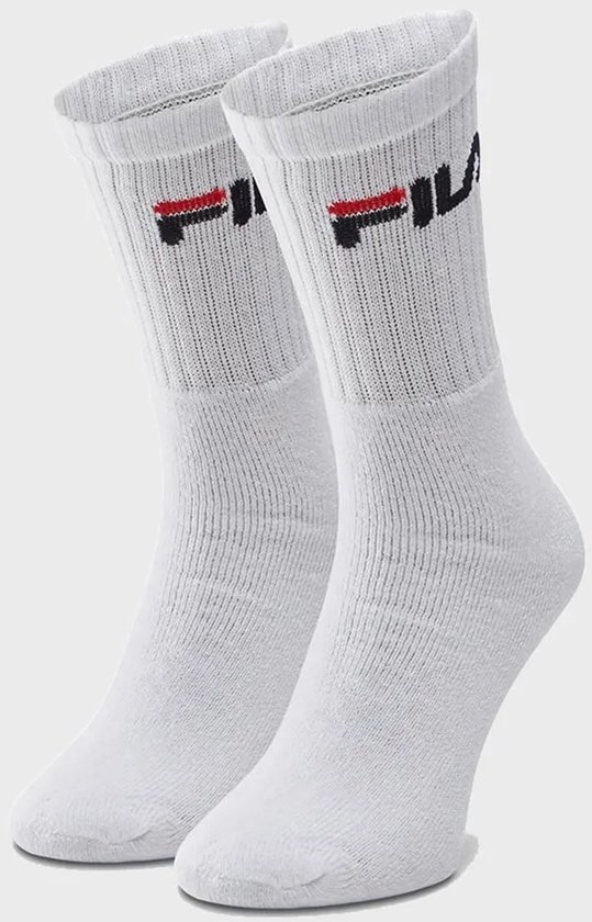 Twee witte sportsokken van Fila met op de schacht een rood en zwart logo.