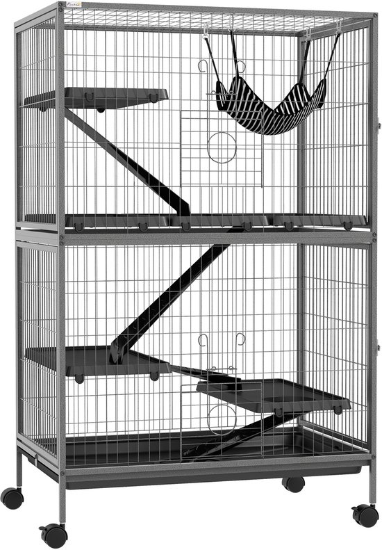 Grijze metalen dierenkooi met 2 verdiepingen, 3 plateaus, een hangmat, hellingen en wieltjes, gefotografeerd op een witte achtergrond.