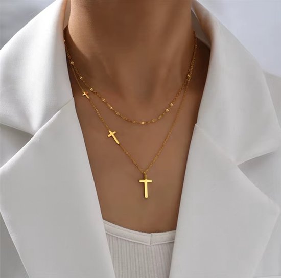 Model draagt dubbele gouden ketting met drie kruisjes, goudlook.