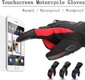 Zwarte motorhandschoen met rode details, gebaseerd op touchscreen en waterdicht. Drie paar handschoenen op achtergrond.