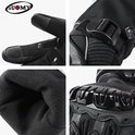 Gedetailleerde close-ups van zwarte motorhandschoenen met rode details: touchscreen vingers, gesp, binnenvoering en bescherming.