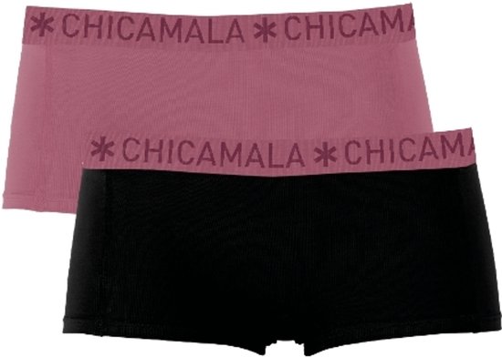 Twee Chicamala boxershorts, één roze met logo en één zwarte.