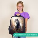 Meisje met blonde staartjes houdt een zwarte rugzak met een paard en bloesems print vast.