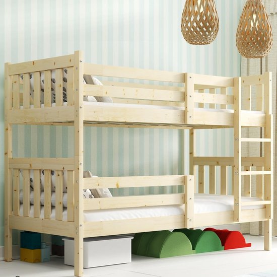 Lichtgekleurd houten stapelbed met witte matrassen en een ladder aan de zijkant. Zachte pastelkleurige strepen op de muur.