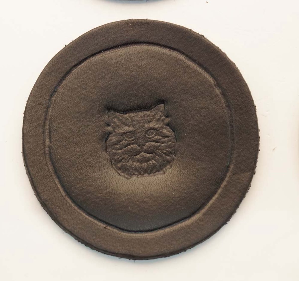 Zwarte ronde 100% leren onderzetters kattenkop in cirkel set van 6 stuks - mooie katjes onderzetters - onderzetters dieren - onderzetters huisdier afbeelding - onderzetters van leer - zwarte handmade onderzetters - kattenkop onderzetters