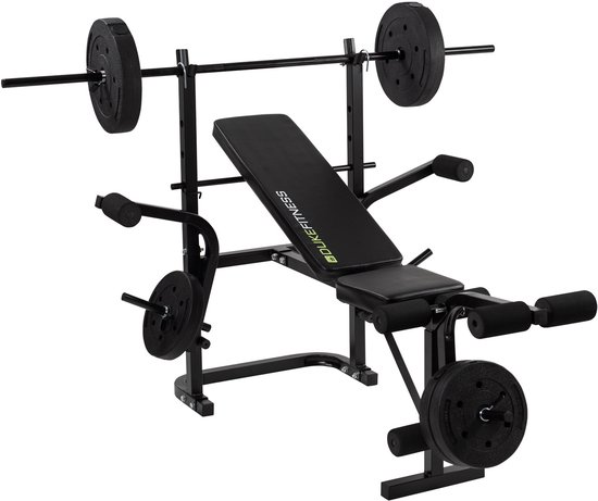 Zwarte halterbank van Duke Fitness met halterstang, dumbbells, en gewichtsschijven.