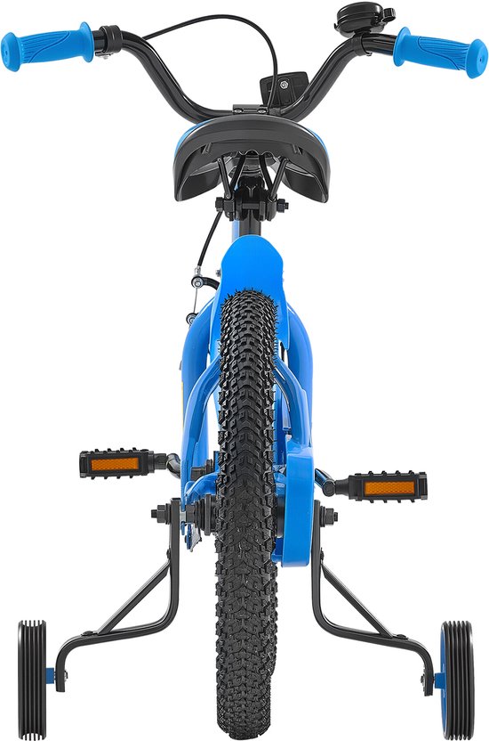 Vooraanzicht van blauwe kinderfiets met zijwielen, blauwe handvatten, zadel en gele pedalen.