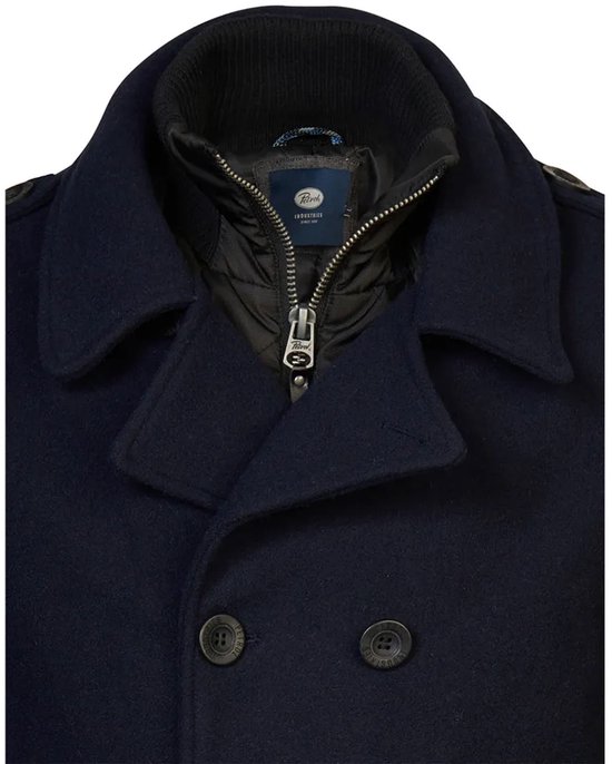 Sluiting van een donkerblauwe peacoat met dubbele rij knopen en een staande ribkraag.