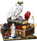 LEGO Harry Potter-bouwset met witte uil, boeken, rode edelsteen, kaars en minifiguren.
