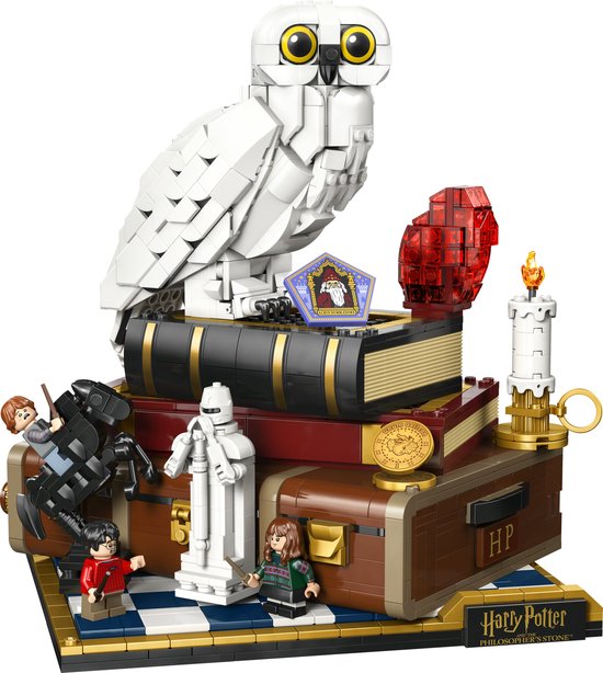 LEGO Harry Potter-bouwset met witte uil, boeken, rode edelsteen, kaars en minifiguren.