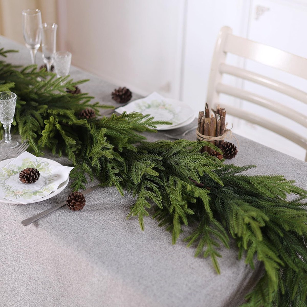 Krans van Norfolk-dennen - 1,8 m kunstmatige kerstkrans - Realistische winterkrans van dennen - Groene kunstmatige groene krans - Geschikt voor feestdecoraties, open haarden, schouwen, ramen, trappen en binnen- en buitendecoraties. – foto 3