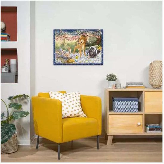 Een puzzel met Bambi, Thumper en Flower, hangend aan een muur boven een gele fauteuil.
