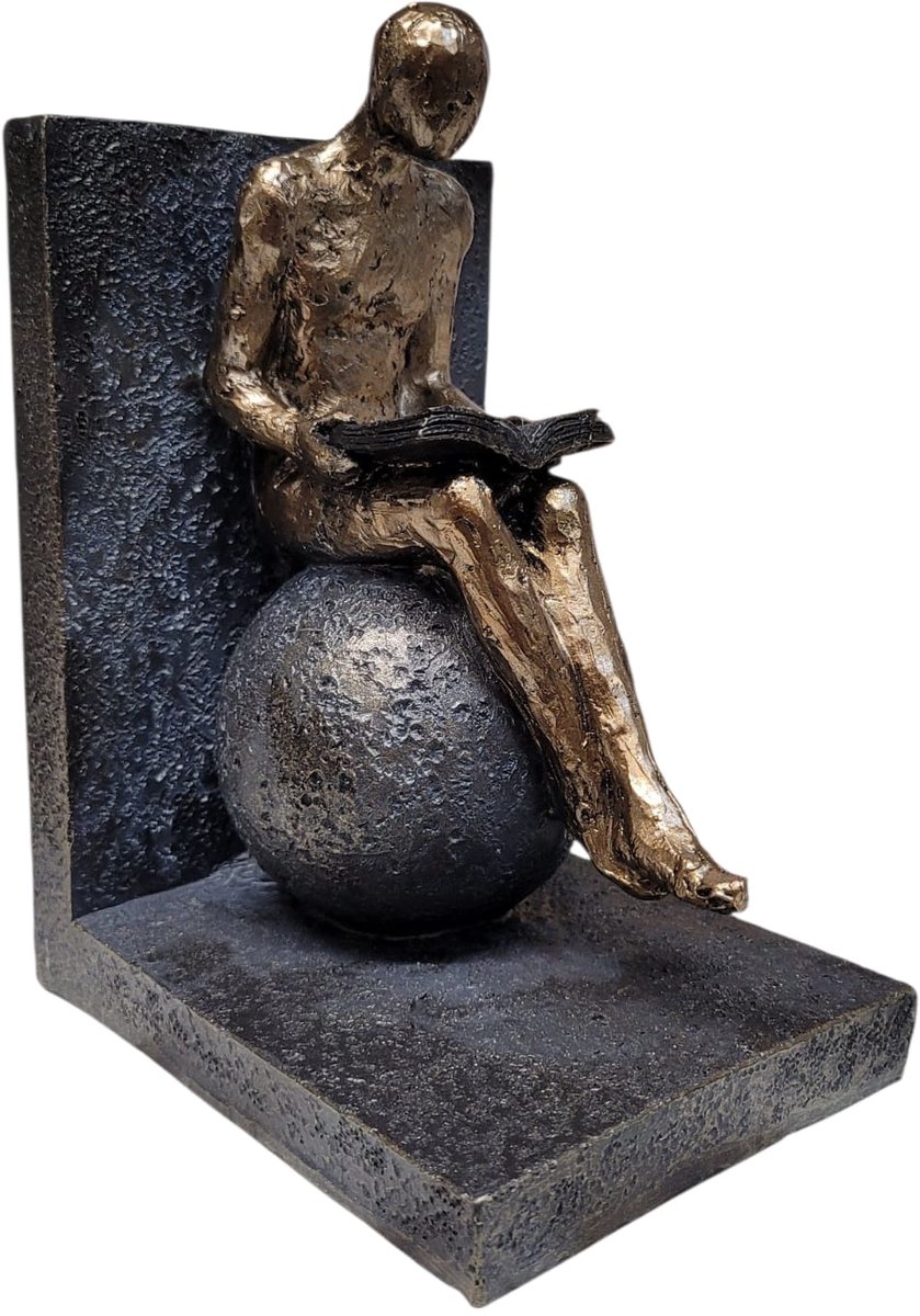 Sculptuur een belezend persoon in ruste