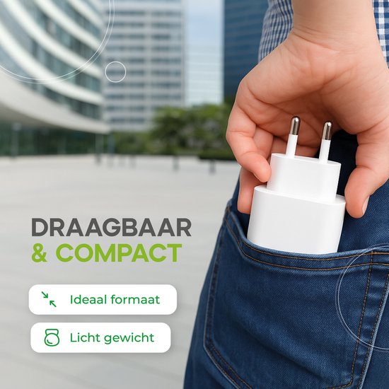 Witte compacte USB-C oplader past in een broekzak.