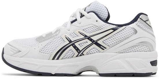 Linker witte sneaker met donkerblauwe en zilveren ASICS-strepen, witte zool.