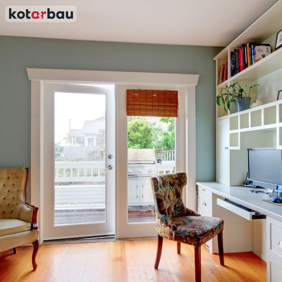 Een kamer met witte deuren, een bureau, stoelen en een kast, met een tuin en barbecue zichtbaar door de deuren.