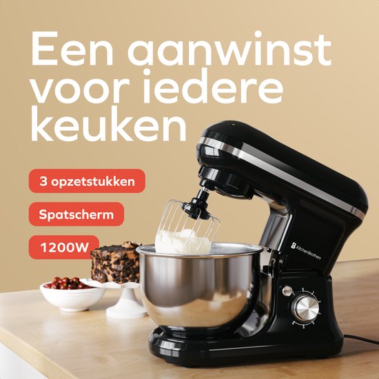 Zwarte keukenmachine met garde in de kom, naast een taart en bessen.