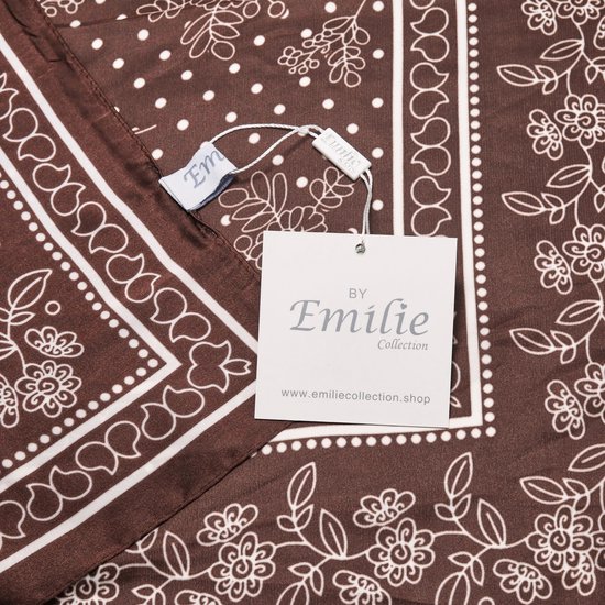 Bruine bandanasjaal met witte bloemenprint en stippen. Het label 'By Emilie Collection' is zichtbaar.