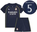 Real Madrid tenue met donkerblauw shirt en broekje. Shirt met 'Emirates Fly Better' en nummer 5 'BELLINGHAM'.