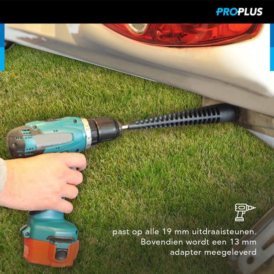 Een hand houdt een boormachine met een zwarte verlengadapter in een voertuigonderdeel.