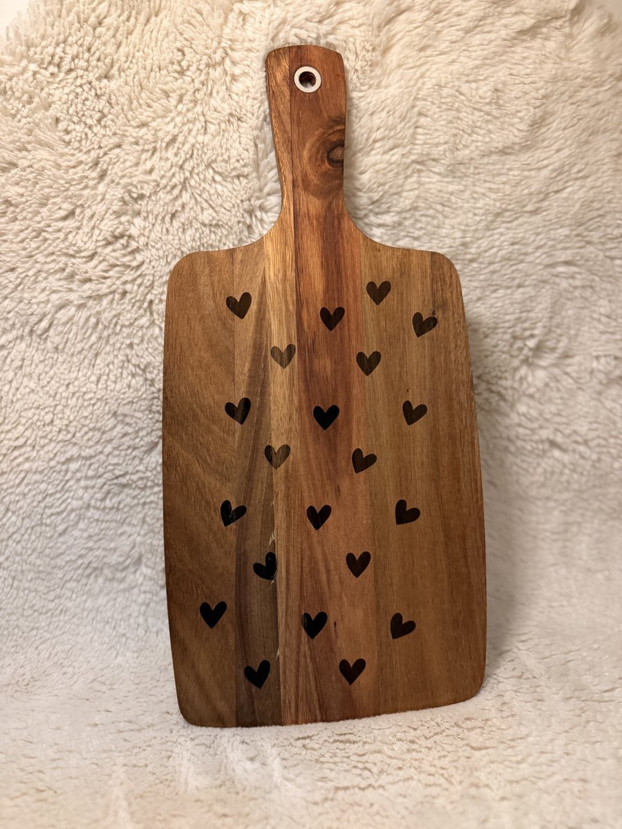 Unieke Acaciahouten Borrelplank met Hartjes – Warm, Lief & Stijlvol