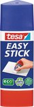 Bâton de colle Tesa Easy Stick avec capuchon bleu et base rouge. Avec une main collant du papier.