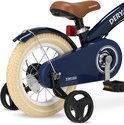 Détail de la roue arrière et des roulettes d'un vélo enfant Deryan bleu foncé avec selle marron.