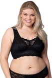 Model met blond haar draagt een zwarte kanten bralette en slip.