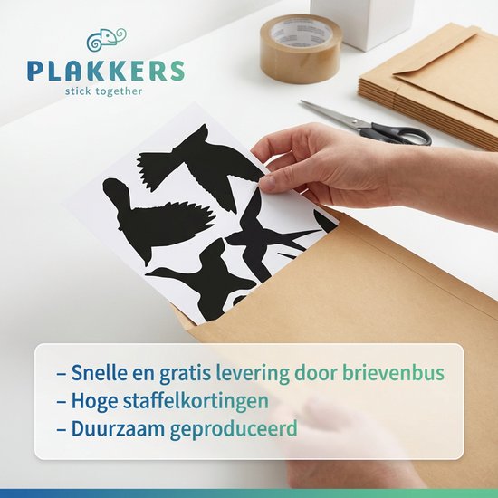 Hand die vel met zwarte vogelstickers in bruine envelop stopt.