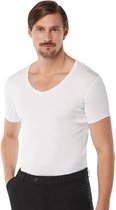 Witte Labfresh ondershirt met diepe v-hals en korte mouwen, gedragen door een man met donker haar en snor. Hij draagt een zwarte broek.
