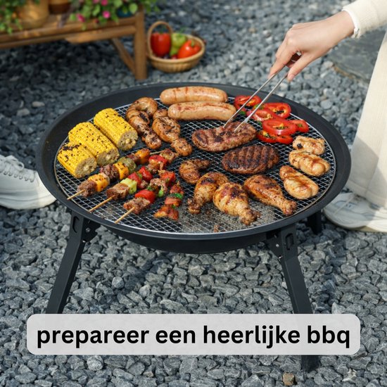 Zwarte vuurschaal met een grill vol met diverse vlees- en groentegerechten, klaar voor een BBQ.