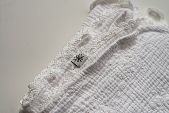 Baby-inbakerdoek-wit geborduurd-90x90 cm-handgemaakt-(Sweet baby Bedstraw ) — afbeelding 3