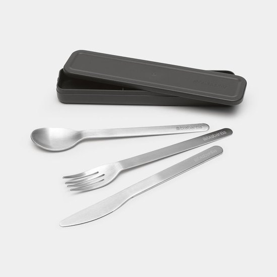 Set de couverts Brabantia en acier inoxydable avec cuillère, fourchette et couteau, accompagné d'un étui de rangement gris foncé.