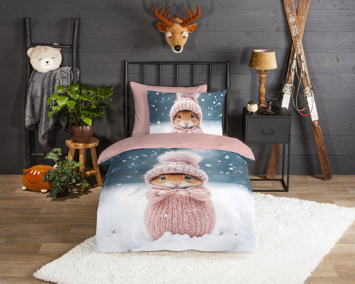 Good Morning dekbedovertrek hamster in gebreid pakje met muts in sneeuw - 1 persoons 140x200/220 cm - Roze - 100% Katoen flanel