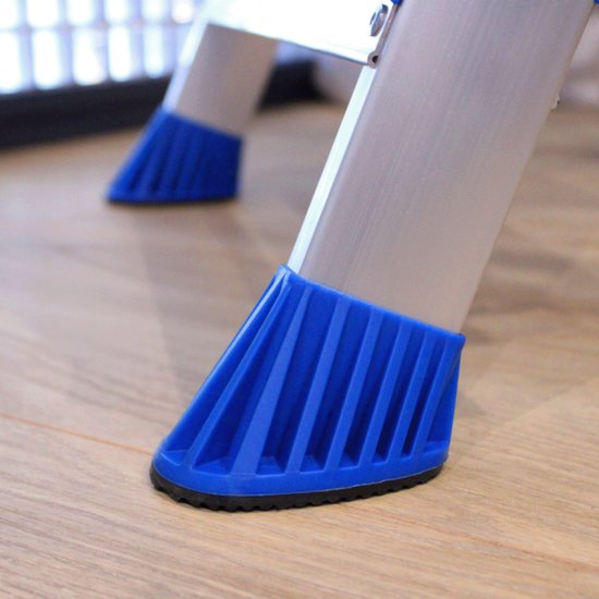 Blauwe, schuine voeten van de Alumexx trap op een houten vloer.