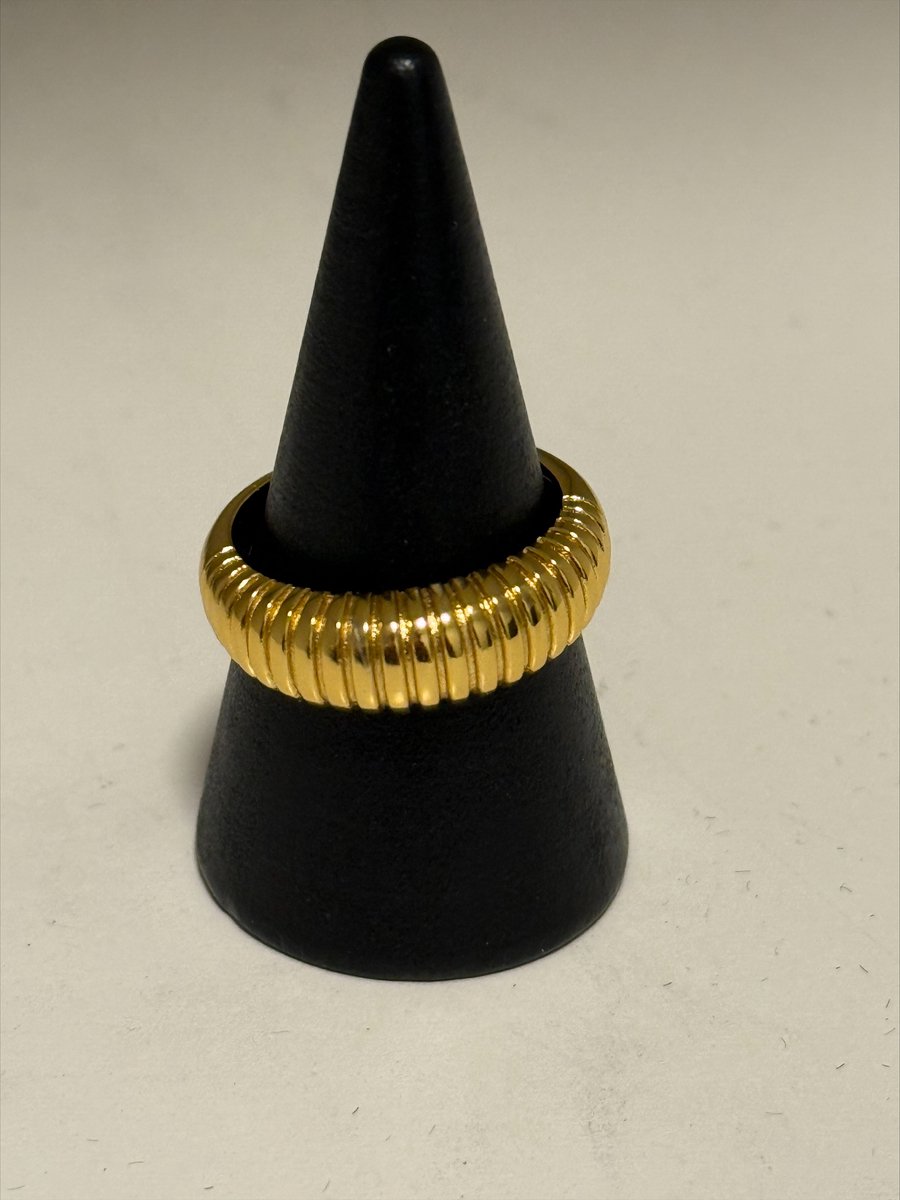 Goudkleurige ring || Make up | Parfum | Moederdag | Verjaardagscadeau| Cadeautje| Valentijnsdag| Kado | sieraden | vaderdag | oorbellen | oorsieraden