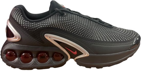 Zwarte Nike sneaker met rode accenten en zilveren details. De zool bevat vier ronde, rode luchtkamers.