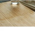 Houten snijplank met linnenneren en een glas water.