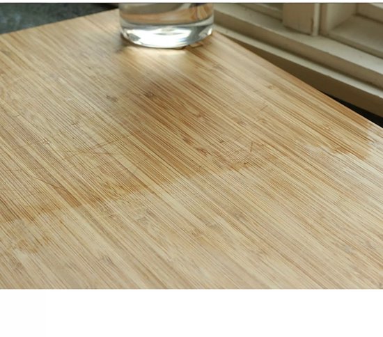 Houten snijplank met linnenneren en een glas water.