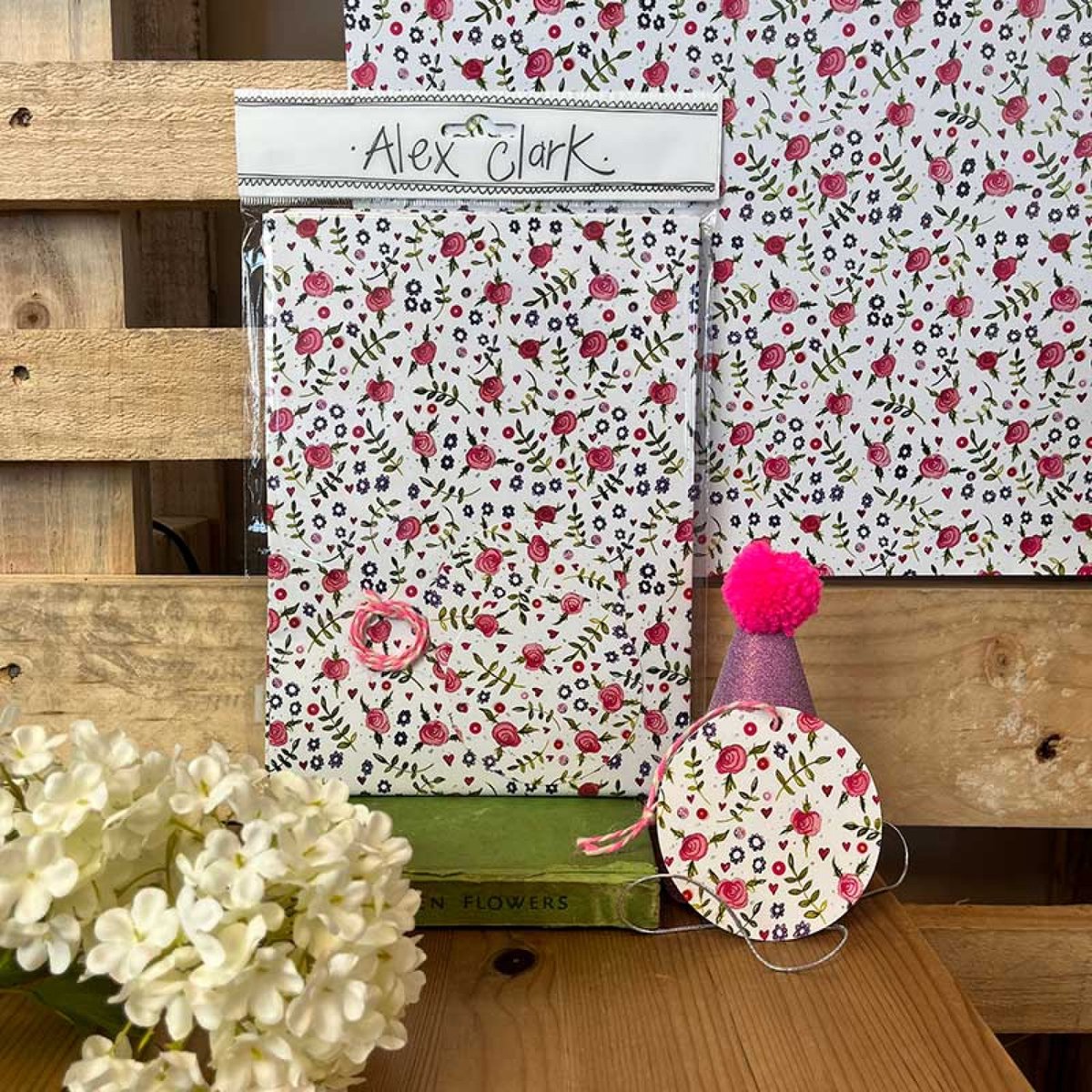 Alex Clark FLOWERS FOLDED GIFTWRAP - Cadeauverpakking met labels bloemen