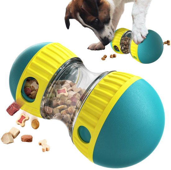 Groene en gele hondenspeeltje met transparante cilinder, gevuld met brokken. Een hond duwt het speeltje, wat voedsel afgeeft.