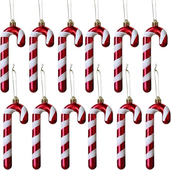 Twaalf rode en witte kerststokhangers op een witte achtergrond.