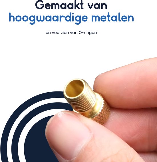 Gouden adapter met fijne schroefdraad, vastgehouden door vingers. Gemaakt van hoogwaardige metalen en voorzien van O-ringen.